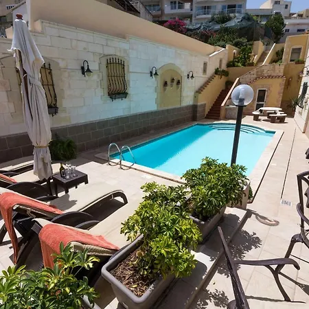 Apartment With Inviting Pool