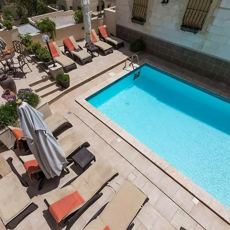 Apartment With Inviting Pool *